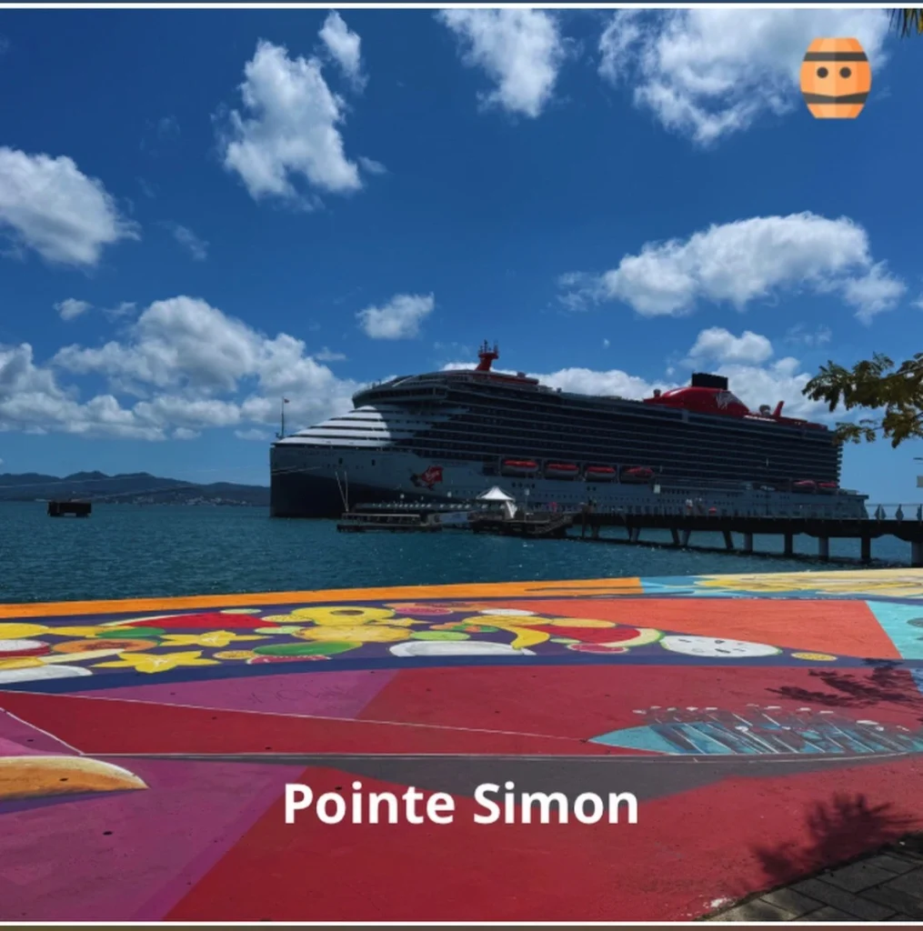 Bateau de croisière au quai de Pointe Simon, point de départ des transferts RHUMZ en Martinique
