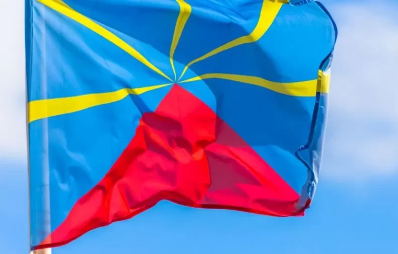 Drapeau dans les airs