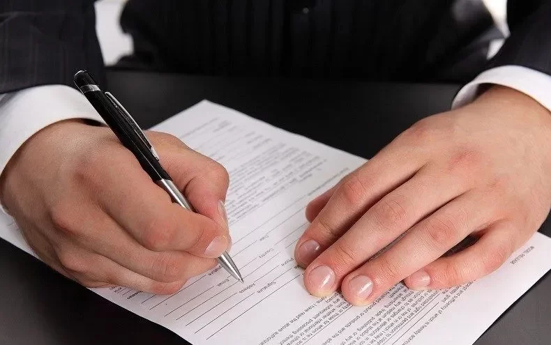 examen théorique vtc homme qui écrit sur une feuille